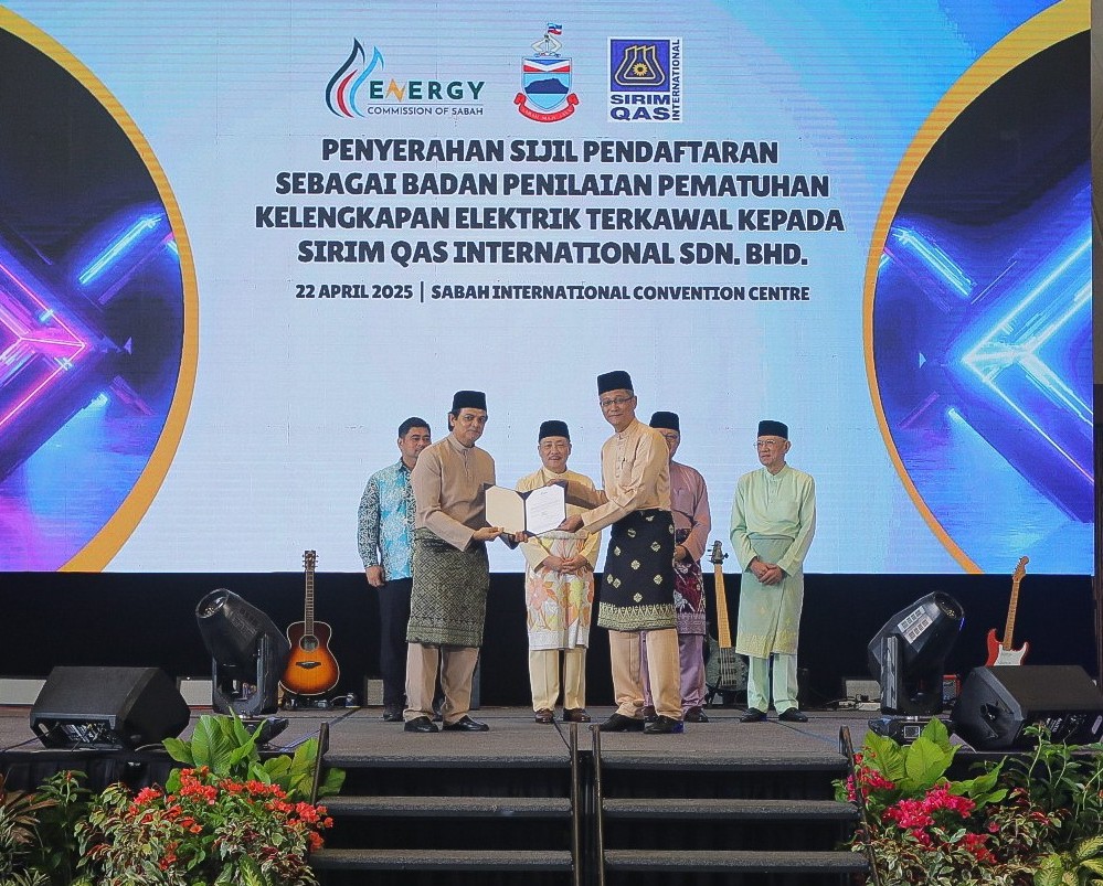 ECoS: Datuk Ir. Abdul Nasser bin Abdul Wahid, CEO SIRIM QAS International Sdn Bhd: Ts. Md Adha Rahmat, CEO